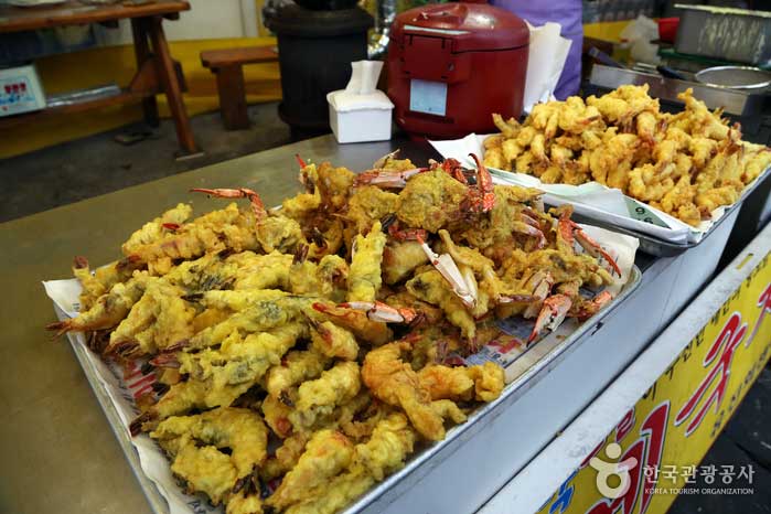 Crabe et crevettes frits dans le port de sable blanc - Taean-gun, Chungcheongnam-do, Corée (https://codecorea.github.io)