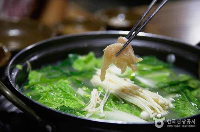 Hervir ligeramente las pechugas de pollo marinadas en huesos de pollo - Jeju, Corea del Sur (https://codecorea.github.io)