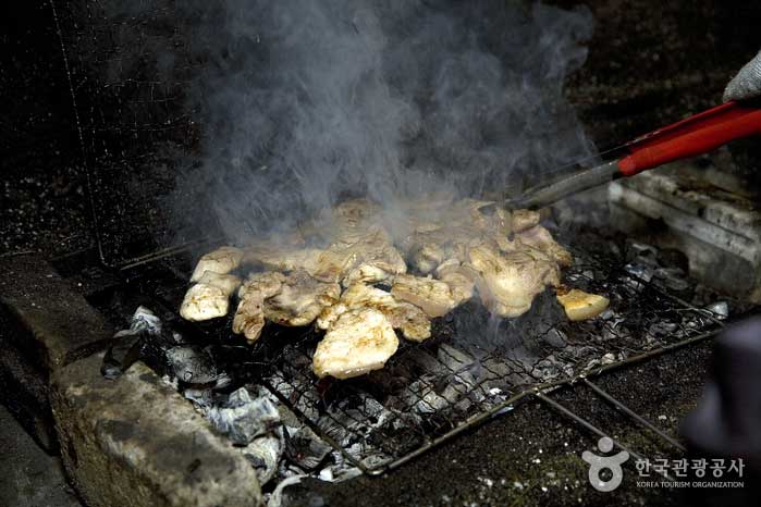 Grilling pork on charcoal - Bonghwa-gun, Gyeongbuk, South Korea (https://codecorea.github.io)