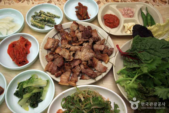 Bongseong de cerdo a la brasa - Bonghwa-gun, Gyeongbuk, Corea del Sur (https://codecorea.github.io)