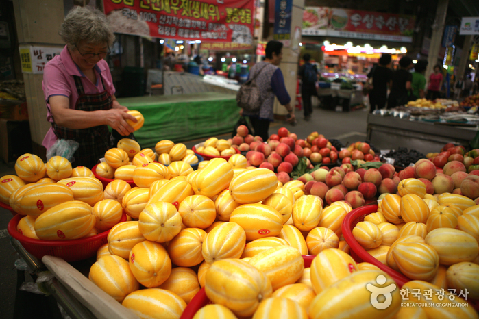 Étal de fruits répandant un doux parfum - Cheongju, Chungbuk, Corée (https://codecorea.github.io)