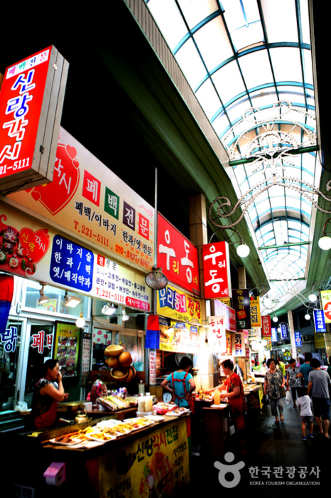 Geschäfte, die sich auf Baekbaek-Essen spezialisiert haben, in der Eat Street - Cheongju, Chungbuk, Korea (https://codecorea.github.io)