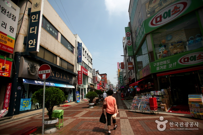 Seongan-Gil-Landschaft mit dem sechsten Straßenmarkt verbunden - Cheongju, Chungbuk, Korea (https://codecorea.github.io)