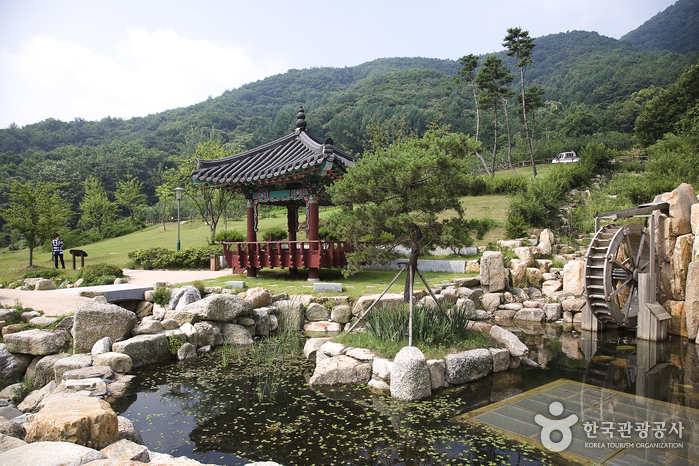 Jardín tradicional alrededor del Salón de Ecología Natural Mungyeong Saejae - Mungyeong, Gyeongbuk, Corea del Sur (https://codecorea.github.io)