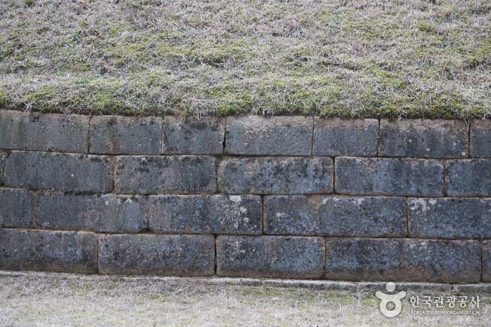 Pierres construites pour protéger les tombes royales de Heunggang - Gyeongju, Gyeongbuk, Corée (https://codecorea.github.io)