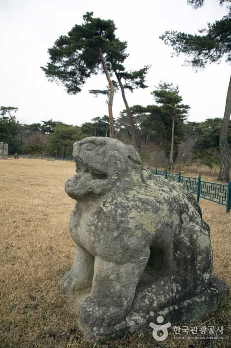Eine Löwenstatue, die in vier Richtungen zum königlichen Grab von Seongdeok errichtet wurde - Gyeongju, Gyeongbuk, Korea (https://codecorea.github.io)