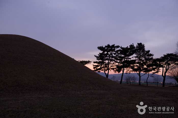 El sol se está poniendo sobre la tumba real de Jinpyeong - Gyeongju, Gyeongbuk, Corea (https://codecorea.github.io)