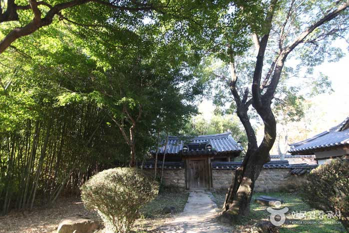 アンチェと神社は大きなサランチェの家の後ろにあります - 慶州、慶北、韓国 (https://codecorea.github.io)