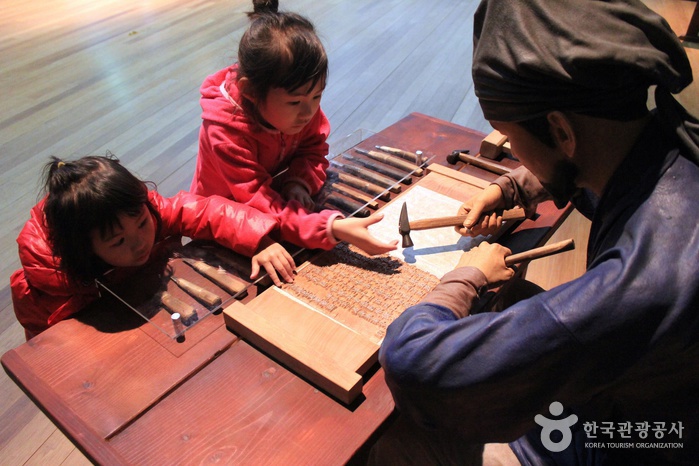 Le processus d'écriture de lettres sur la plaque dure - Hapcheon-gun, Gyeongnam, Corée (https://codecorea.github.io)