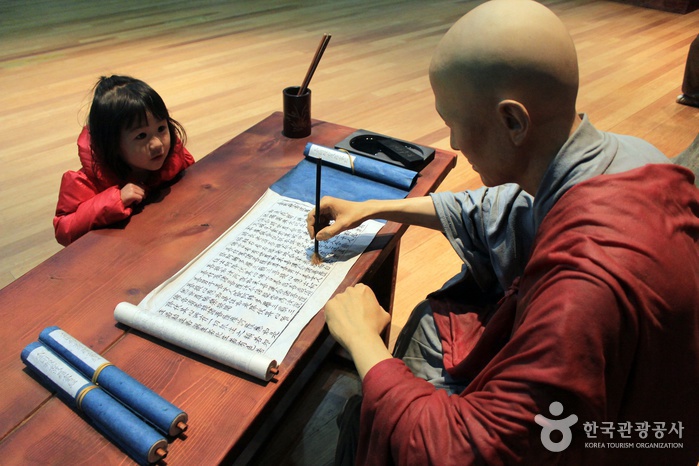 鍛冶プロセスを見ている子供 - 韓国慶南市合川郡 (https://codecorea.github.io)