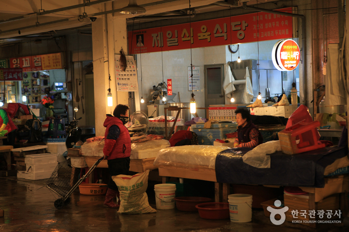 Después de pasar el edificio Pohang Suhyup, puede llegar al mercado de pescado. - Pohang, Gyeongbuk, Corea (https://codecorea.github.io)