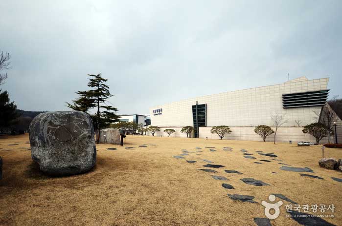 À l'extérieur du Musée géologique, divers spécimens de roches et de minéraux sont exposés. - Yuseong-gu, Daejeon, Corée (https://codecorea.github.io)