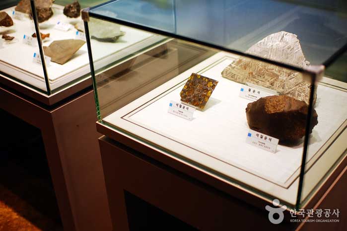 Second exhibition hall where various kinds of meteorites and minerals are displayed - Yuseong-gu, Daejeon, Korea (https://codecorea.github.io)