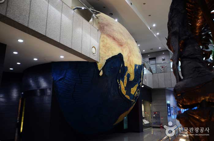 Im Inneren des geologischen Museums von einer großen Erde begrüßt - Yuseong-gu, Daejeon, Korea (https://codecorea.github.io)