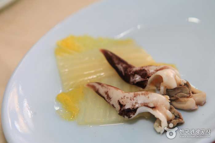 Приготовленная капуста и добавленные моллюски - Хонсон-гун, Чхунчхон-Намдо, Корея (https://codecorea.github.io)