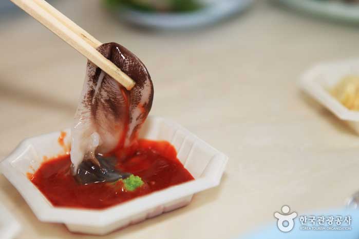 Птичьи моллюски едят в траве - Хонсон-гун, Чхунчхон-Намдо, Корея (https://codecorea.github.io)