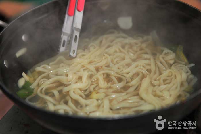 Lastly, add the noodles to the broth. - Hongseong-gun, Chungcheongnam-do, Korea (https://codecorea.github.io)