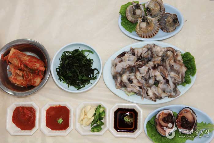 Les pétoncles et les huîtres viennent en premier avec le bouillon - Hongseong-gun, Chungcheongnam-do, Corée (https://codecorea.github.io)