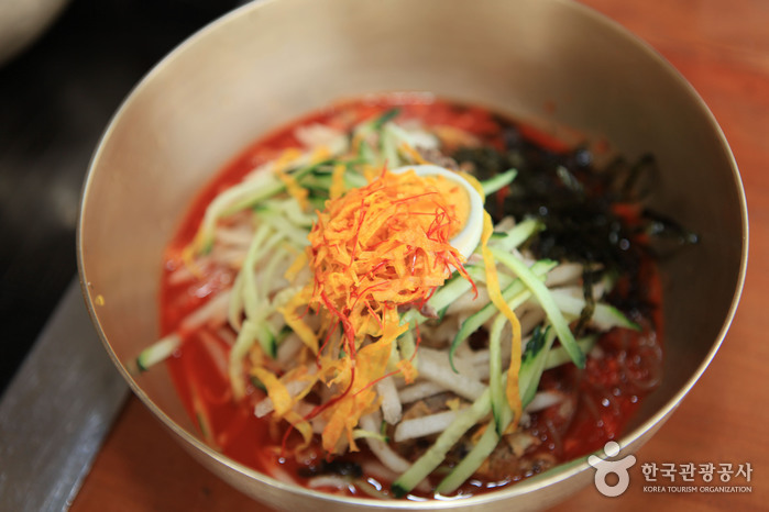Por supuesto, también puedes probar naengju naengmyeon como condimento. - Jinju, Gyeongnam, Corea del Sur (https://codecorea.github.io)