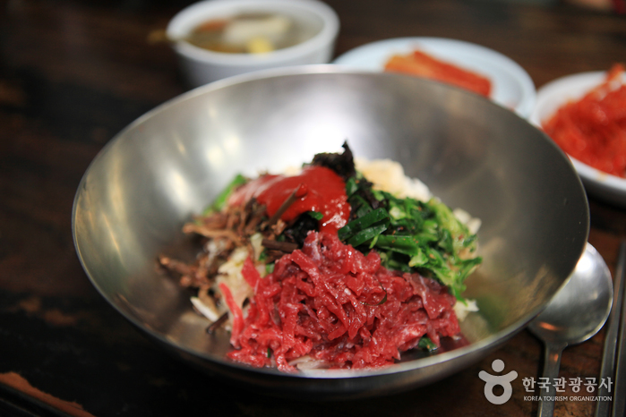 Jinju Bibimbap con carne fresca - Jinju, Gyeongnam, Corea del Sur (https://codecorea.github.io)
