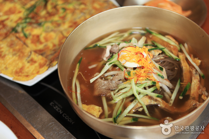 Jinju Naengmyeon mit Meeresfrüchtesuppe und Rindfleisch Jeon - Jinju, Gyeongnam, Südkorea (https://codecorea.github.io)