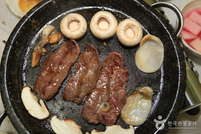 Jangheung Hanwoo Samhap的主要特徵是韓國牛肉，蛤lam和蘑菇。 - 韓國全羅南市寶城郡 (https://codecorea.github.io)