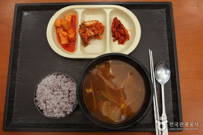 Корейский суп из говядины с деликатесом в Munmak Rest Area (Каннын) - Ансон, Кёнгидо, Корея (https://codecorea.github.io)