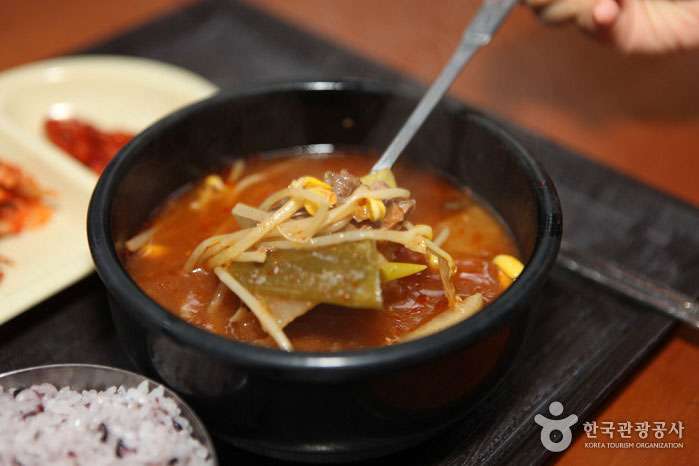 Delicacy Korean beef soup at Munmak Rest Area (Gangneung) - Anseong, Gyeonggi-do, Korea (https://codecorea.github.io)