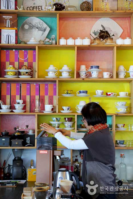 咖啡廳到處都是漂亮的咖啡杯 - 韓國濟州島西歸浦市 (https://codecorea.github.io)