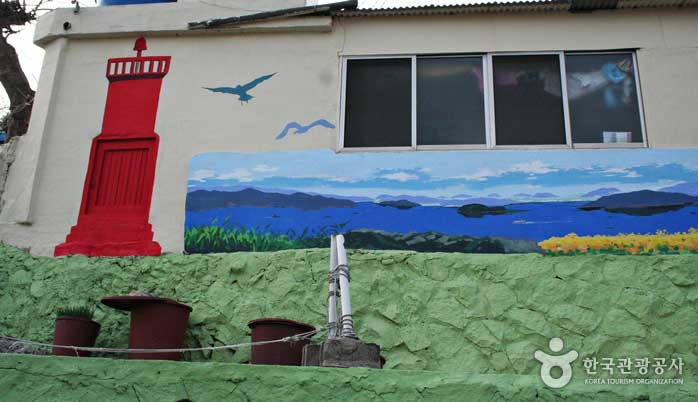Деревня настенной росписи, недавно основанная в Сандонне, Сонхо-дон - Чангвон, Кённам, Южная Корея (https://codecorea.github.io)