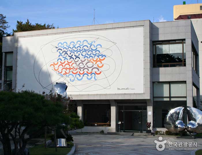 Ein Blick auf das Tattoo Art Museum direkt neben dem Mural Village - Changwon, Gyeongnam, Südkorea (https://codecorea.github.io)