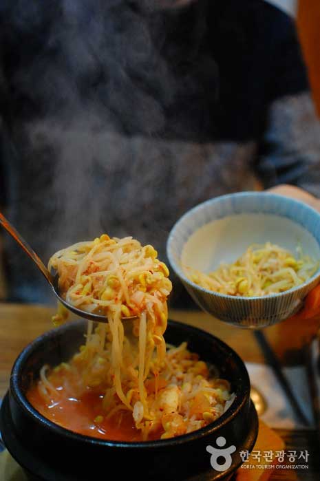 Reife Sojasprossen sind so beliebt, dass man sie leicht als Haejang essen kann - Jung-gu, Seoul, Korea (https://codecorea.github.io)