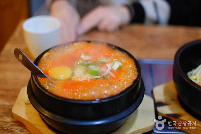 Kimchi Bohnensprossensuppe mit spektakulärem kochendem Wasser - Jung-gu, Seoul, Korea (https://codecorea.github.io)