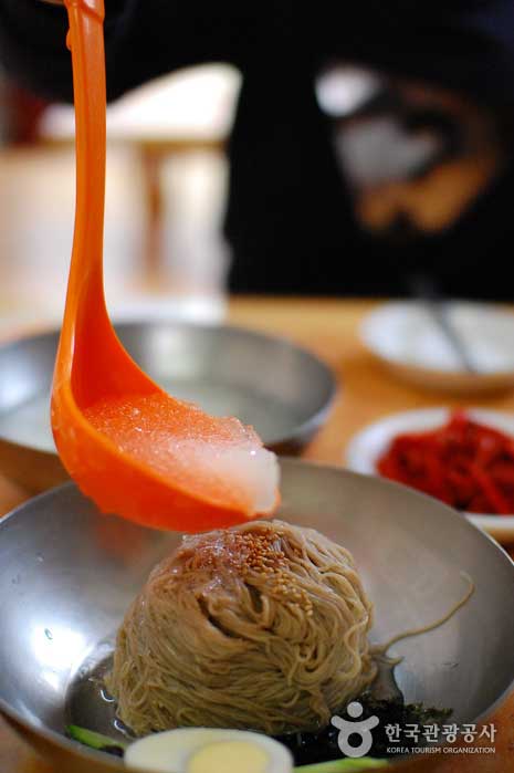 Si vous mettez du Dongchimi avec de la glace dans une louche, vous nerez de fantastiques nouilles au sarrasin d'eau! - Jung-gu, Séoul, Corée (https://codecorea.github.io)