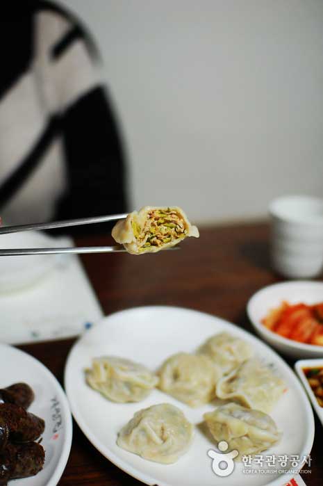 Kaesong dumplings filled with meat and vegetables - Jung-gu, Seoul, Korea (https://codecorea.github.io)