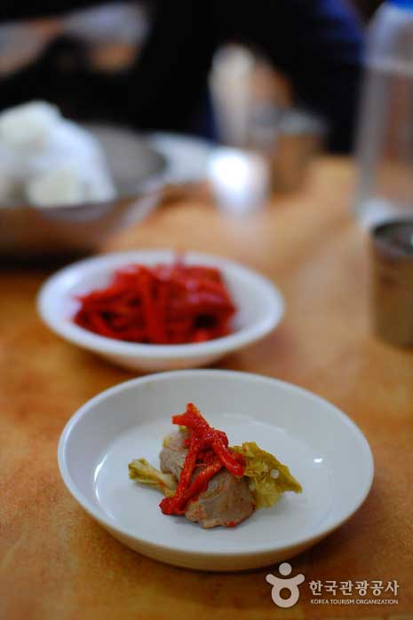 Die Kombination aus Stricken, weißem Kimchi und Kabeljau ist eine Delikatesse. - Jung-gu, Seoul, Korea (https://codecorea.github.io)