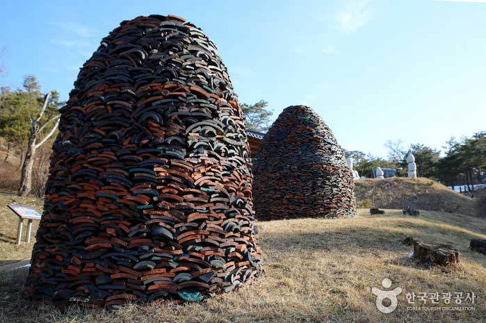 Una torre hecha de azulejos restantes después del incendio. - Yangyang-gun, Gangwon-do, Corea (https://codecorea.github.io)