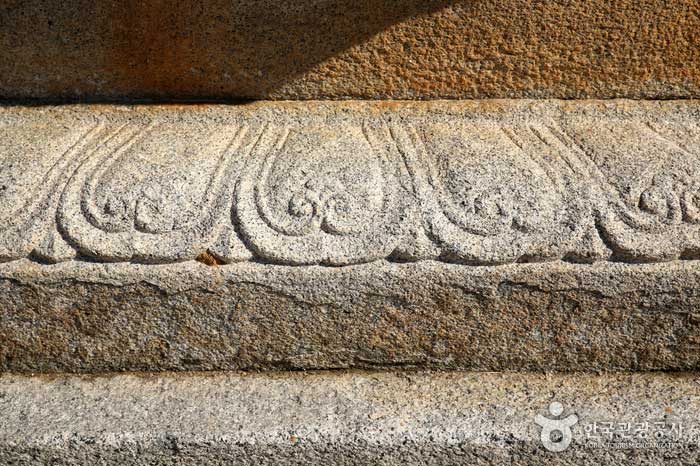 Doble patrón de loto en la parte inferior de la torre de piedra de siete pisos. - Yangyang-gun, Gangwon-do, Corea (https://codecorea.github.io)