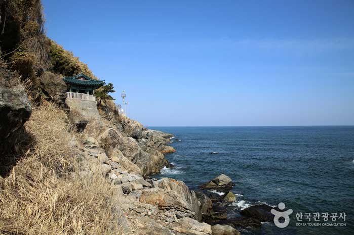 Hongryeonam construit sur des falaises côtières - Yangyang-gun, Gangwon-do, Corée (https://codecorea.github.io)