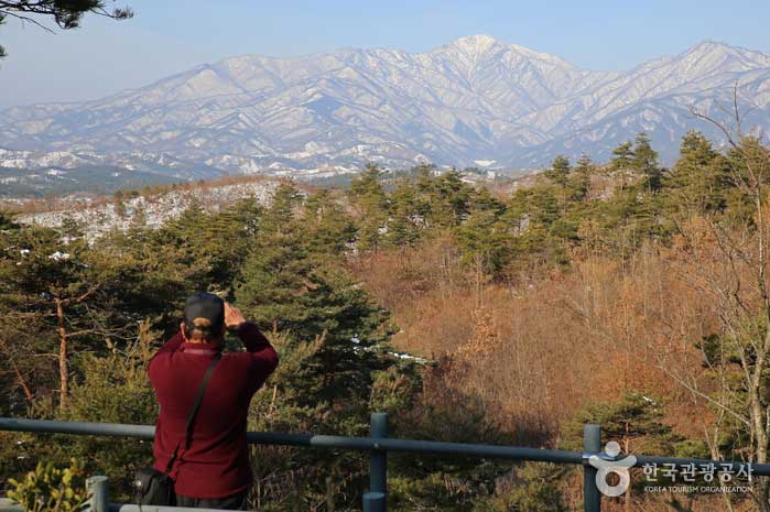 Seoraksan visto desde la cubierta del Centro de Información sobre Incendios y Fuego de Naksan - Yangyang-gun, Gangwon-do, Corea (https://codecorea.github.io)