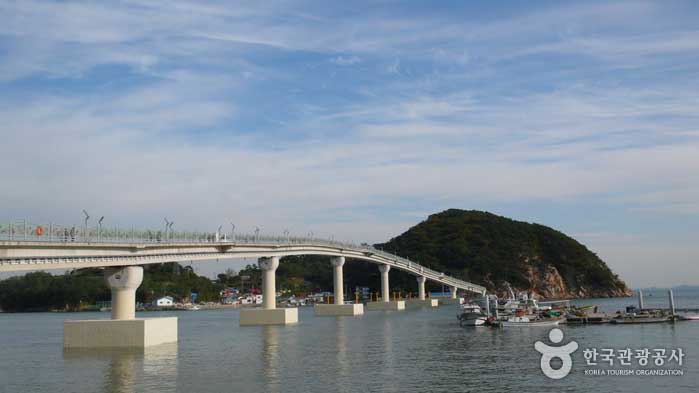 Footbridge that connects Somuido - Jung-gu, Incheon, Korea (https://codecorea.github.io)
