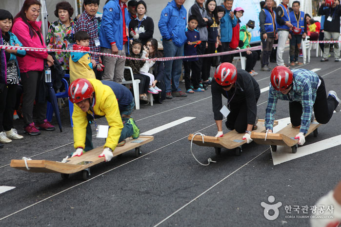 El día del Festival Kokmak, se realizó un evento de experiencia alrededor de Bolgyocheon. - Boseong-gun, Jeollanam-do, Corea (https://codecorea.github.io)