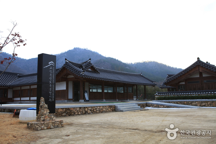 Inaugurée en 2010, la vue panoramique de la salle d'exposition d'artefacts de Gosan Yunseondo - Haenam-gun, Jeollanam-do, Corée (https://codecorea.github.io)
