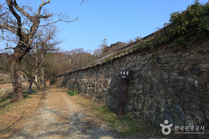 Каменная стена дорожки роскошного альпийского дома - Ханам-гун, Чоллан-до, Корея (https://codecorea.github.io)
