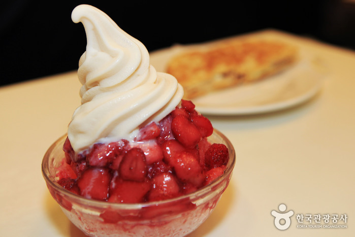 Erfrischende süße Erdbeeren sind ausgezeichnete, Waffelhaus Erdbeer rasierte Eis - Korea, Seoul (https://codecorea.github.io)