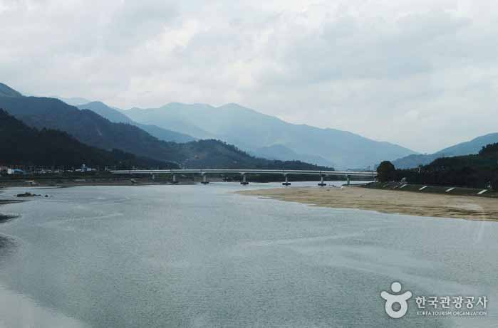 Der Sumjin River ist der Aussichtspunkt des Namdo Marine Train - Suncheon, Jeonnam, Korea (https://codecorea.github.io)