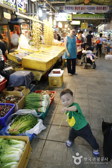 El mercado es el lugar de vida de las personas y un patio de recreo. - Jeongeup-si, Jeollabuk-do, Corea (https://codecorea.github.io)
