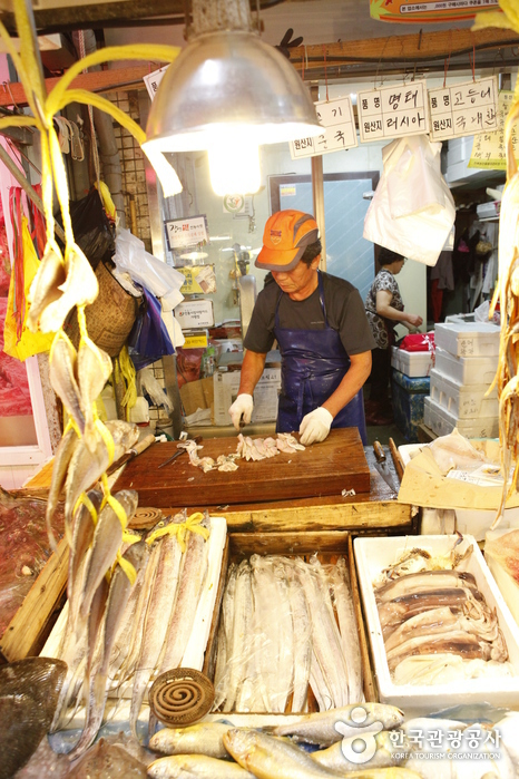 Les propriétaires de poisson qui sont occupés à la coupe du poisson - Jeongeup-si, Jeollabuk-do, Corée (https://codecorea.github.io)