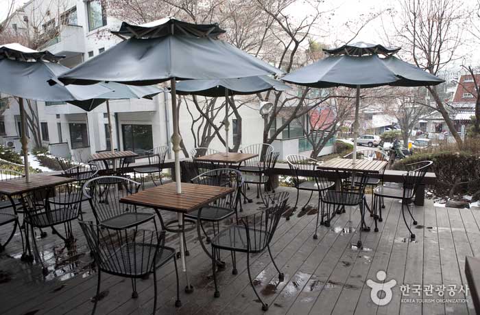 Une terrasse toujours bondée de monde du printemps à l'automne - Jongno-gu, Séoul, Corée (https://codecorea.github.io)