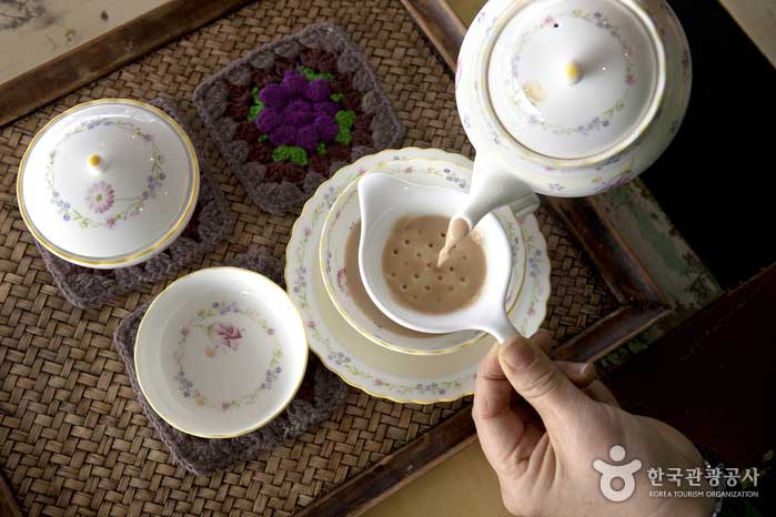 Milchtee mit einem subtilen Duft, der Earl Grey Teeblätter braut - Jongno-gu, Seoul, Korea (https://codecorea.github.io)
